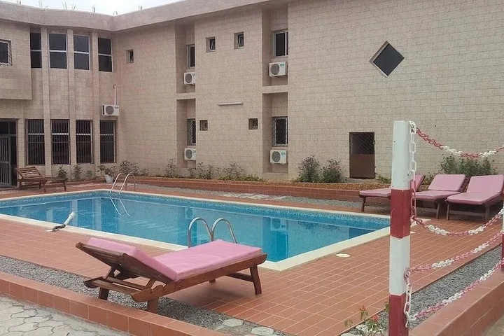 Pool 10 of 25