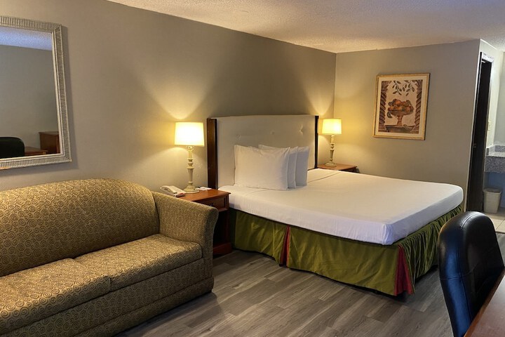 1 King Bed Deluxe Room (8 of 11)