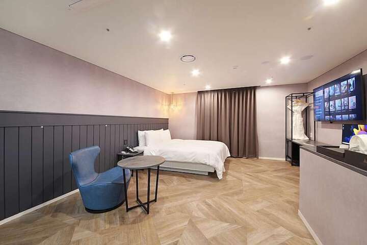 Room 5 of 140
