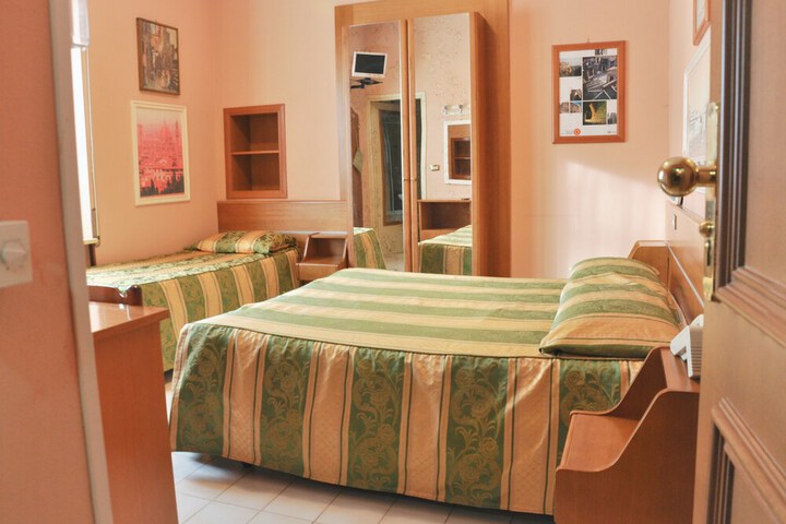 Room 3 of 20