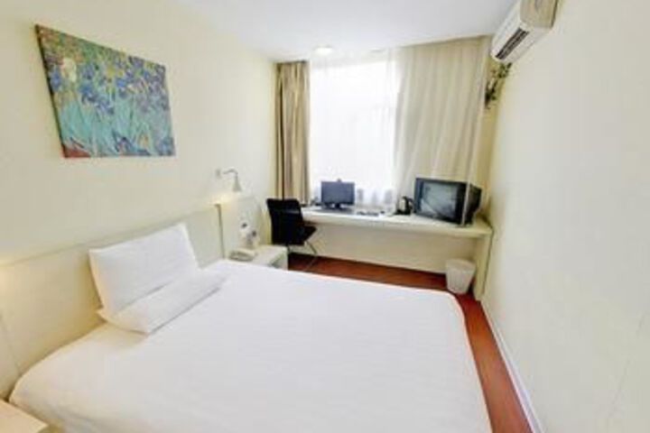 Room 6 of 25
