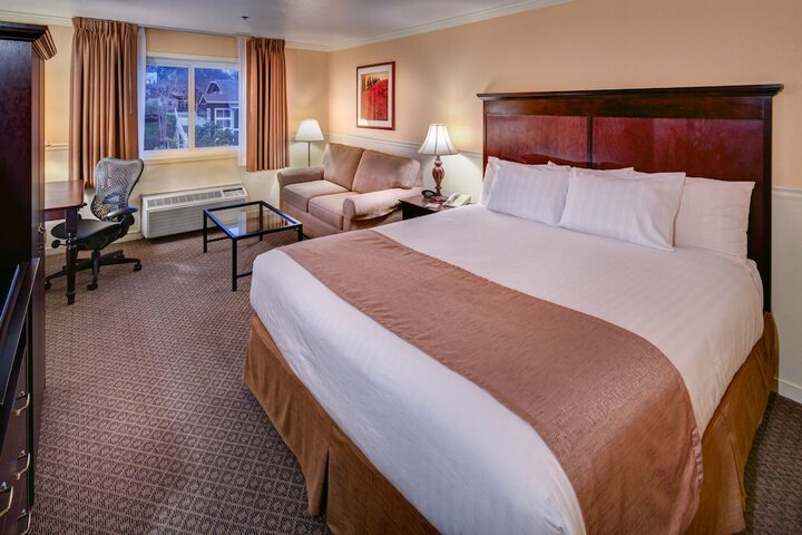 Executive King Bed (2 of 5)