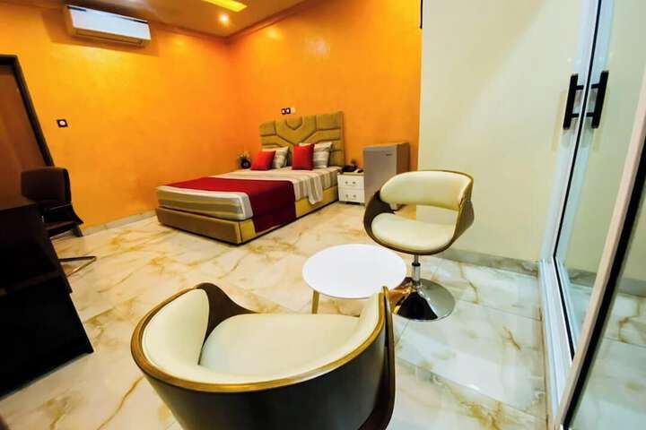 Room 6 of 25