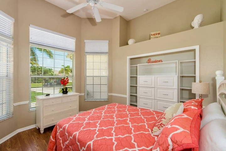 Room 4 of 15