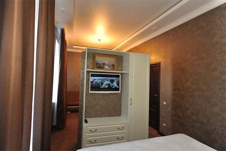 Room 10 of 33