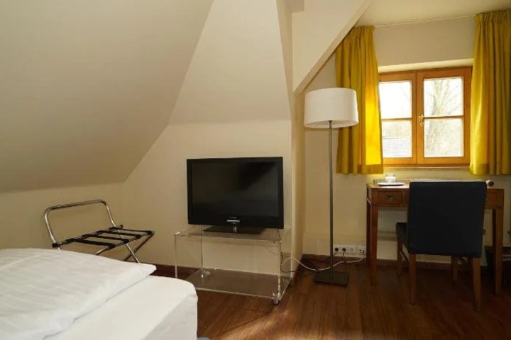 Room 4 of 15