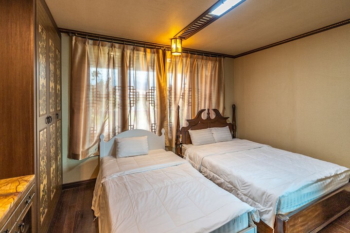 Room 2 of 75