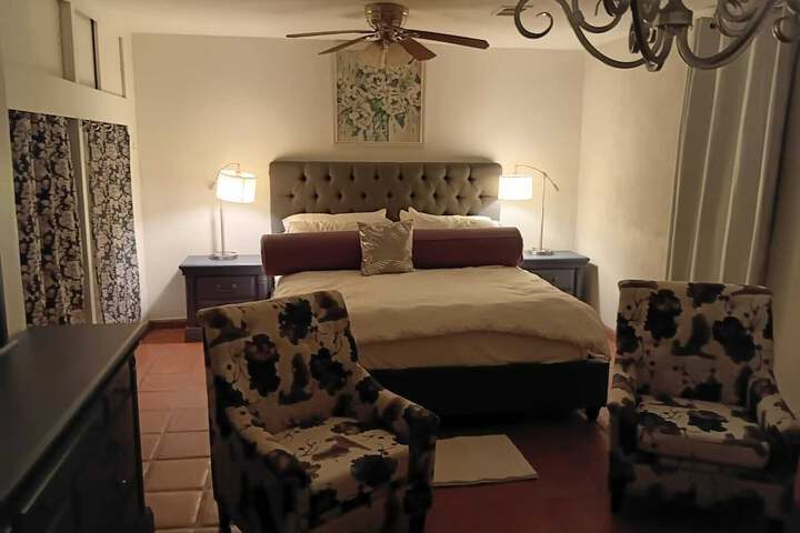 Room 4 of 8