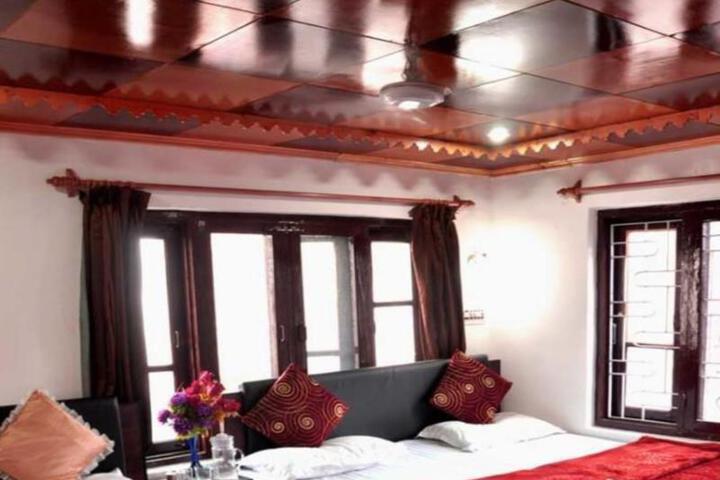 Room 2 of 4