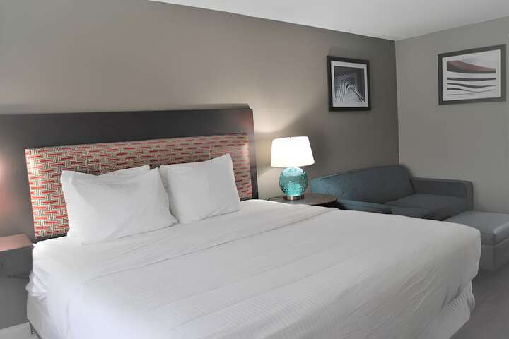1 King Bed (4 of 6)