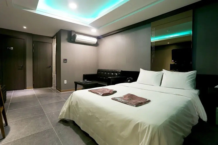 Room 4 of 16