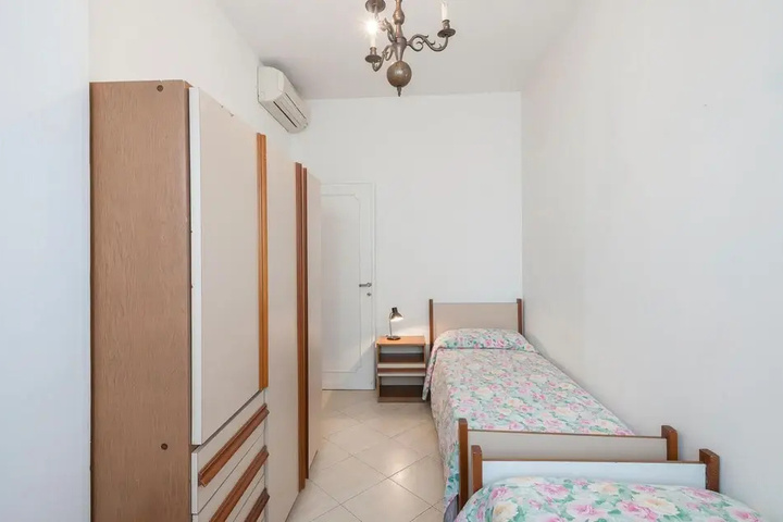 Room 6 of 13