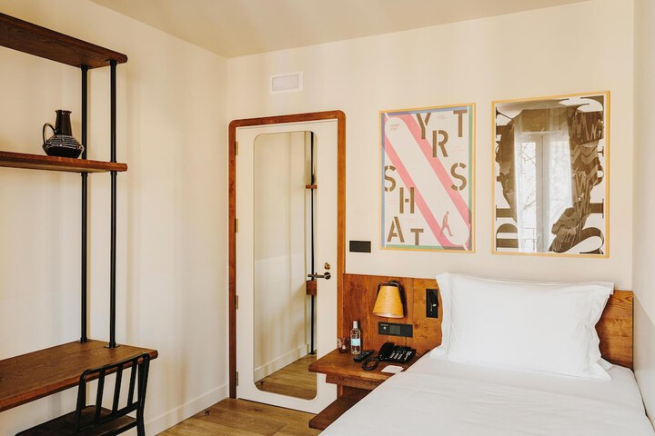 Room 35 of 128
