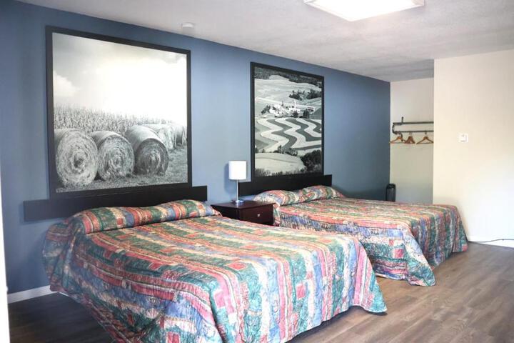 1 Queen Bed (2 of 18)