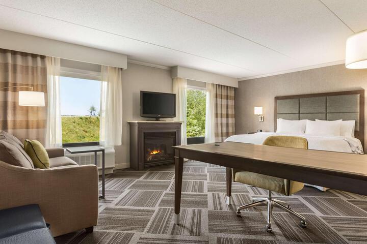 1 King Bed (4 of 7)