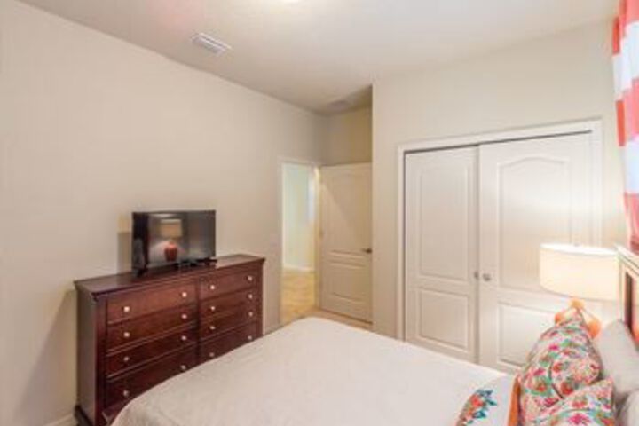 Room 7 of 16