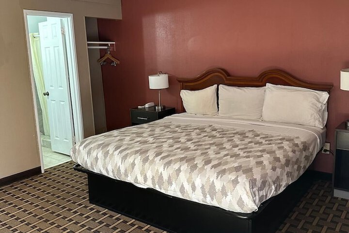 1 King Bed (6 of 12)