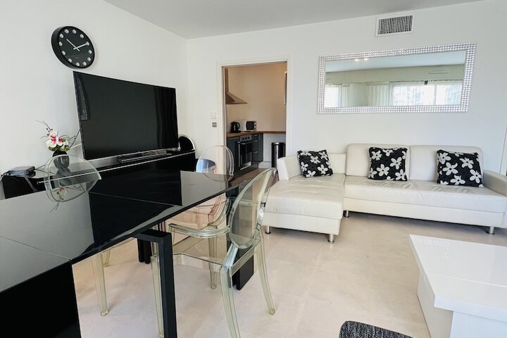 Lounge 45 of 69