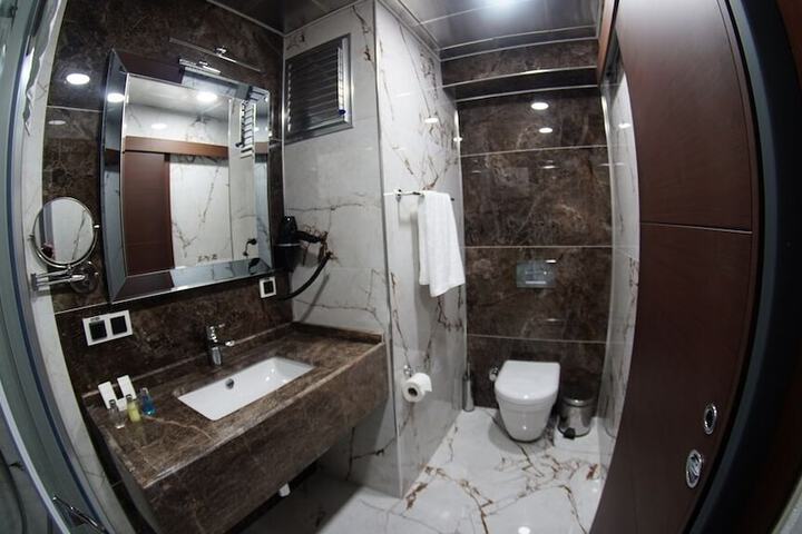 Room 6 of 7