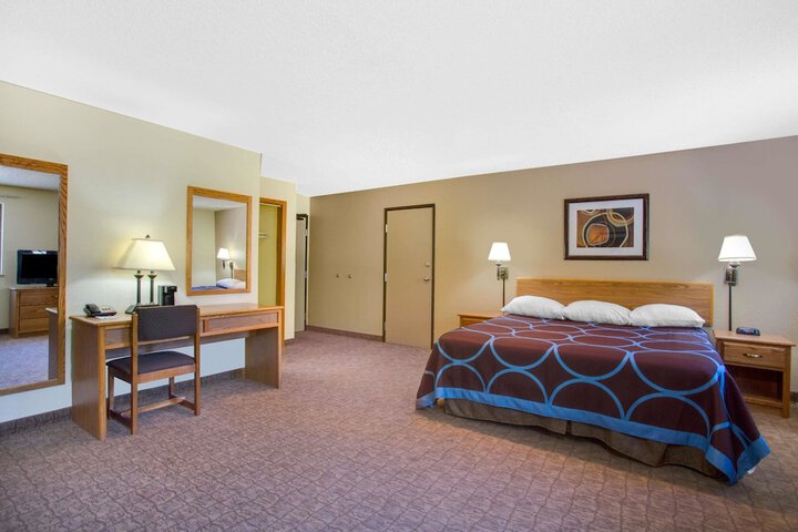 1 King Bed (2 of 8)