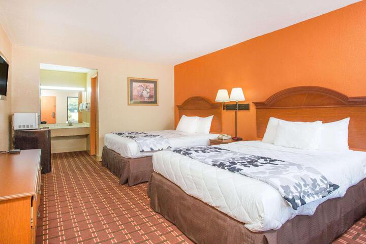 2 Queen Beds (7 of 8)