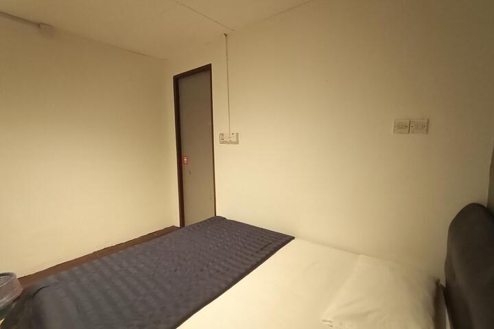 Room 13 of 19