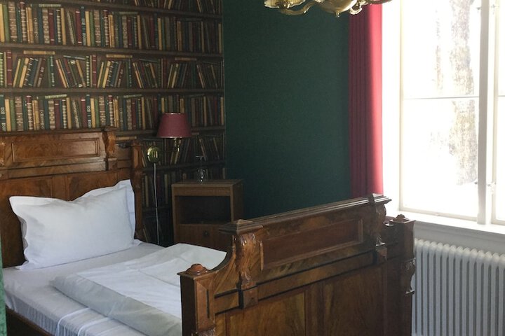 Room 8 of 38