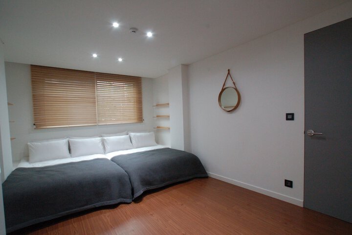 Room 17 of 76