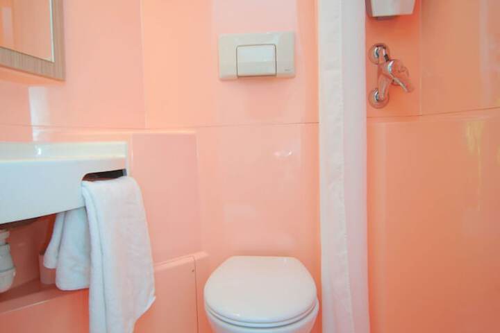 Room 7 of 24