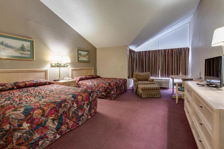 2 Double Beds (6 of 10)