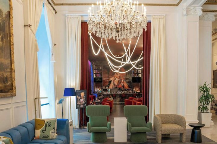 Lobby lounge