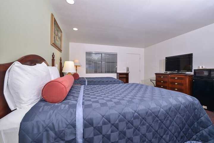 2 Double Beds Accessible (22 of 24)