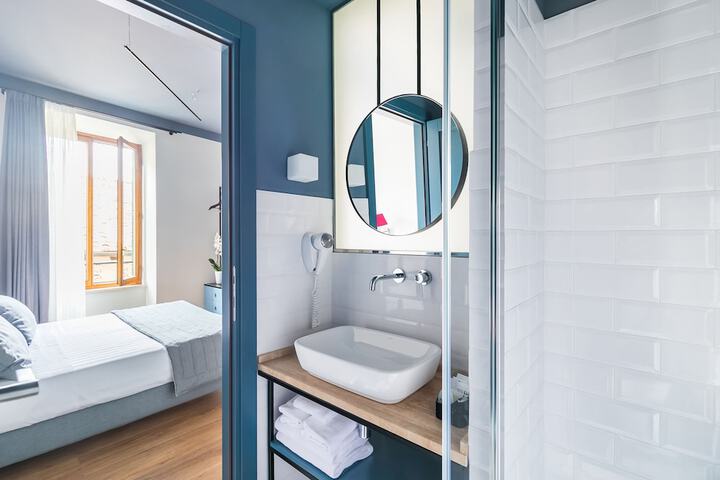 Room 47 of 100