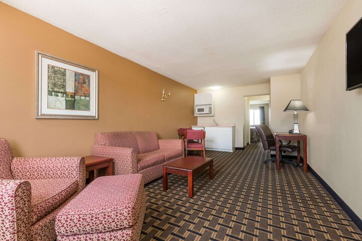 1 Queen Bed (4 of 11)