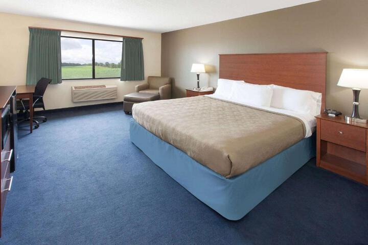 2 Queen Beds (9 of 10)