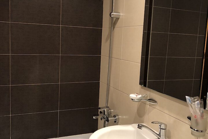 Room 27 of 32