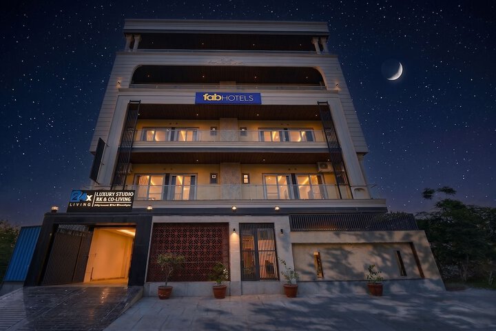FabHotel 24x Living