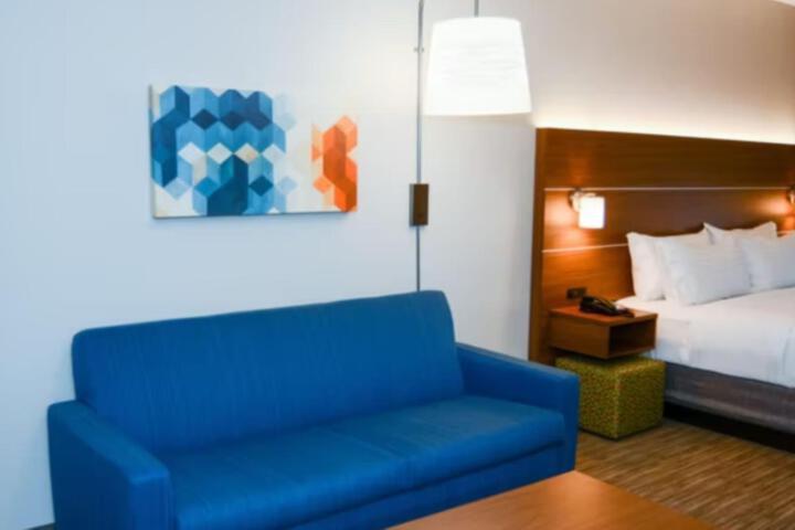 1 King Bed (2 of 11)
