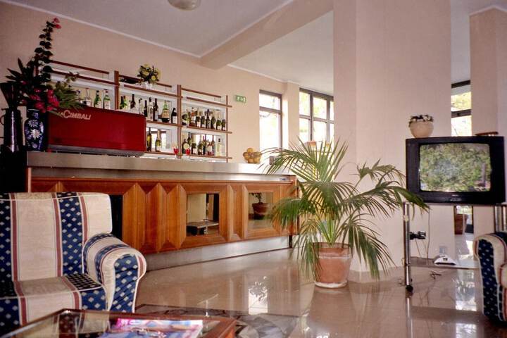 Lounge 27 of 43