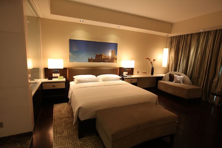 Room 10 of 143