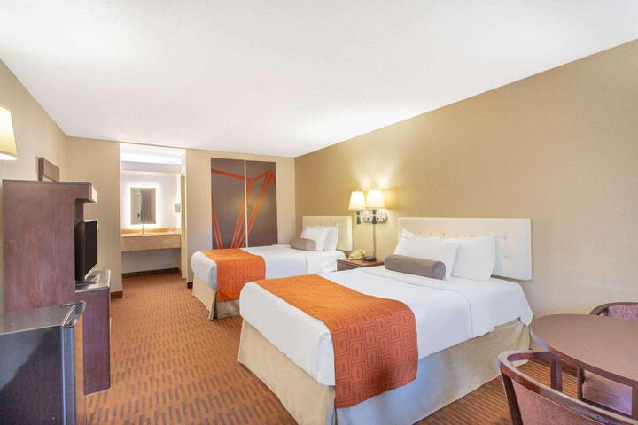 1 King Bed (6 of 7)
