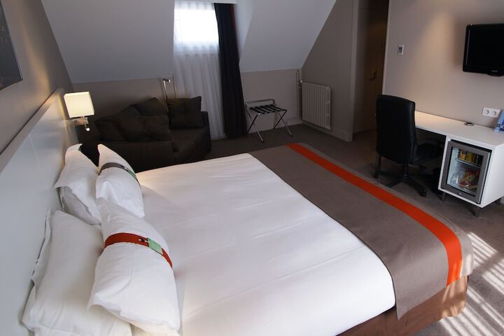 Room 12 of 92
