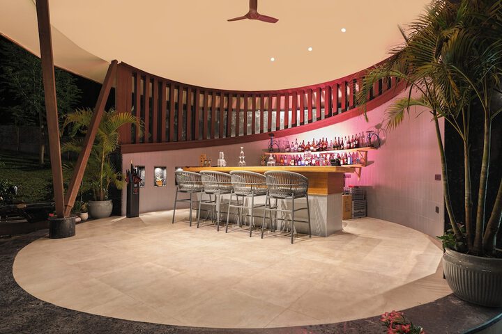 Lounge 73 of 104