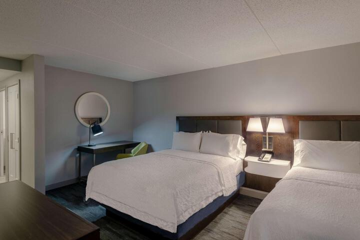 2 Queen Beds (5 of 6)