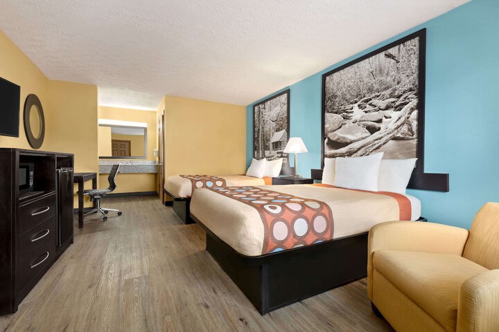 2 Double Beds (12 of 14)