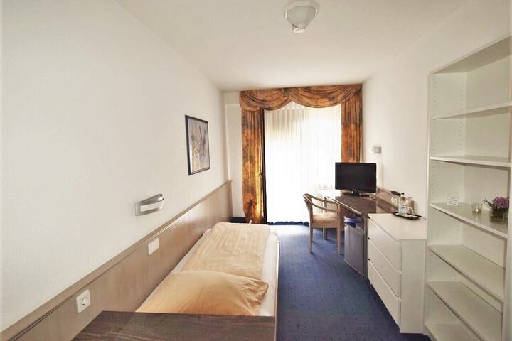 Room 12 of 34
