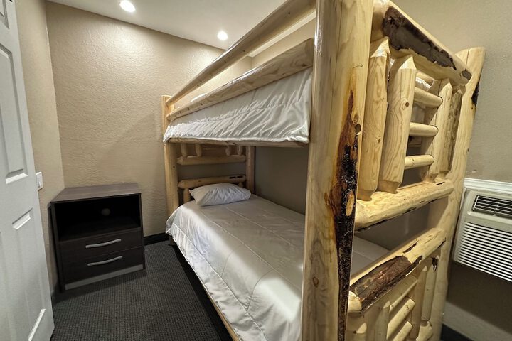 1 Queen Bed (10 of 27)