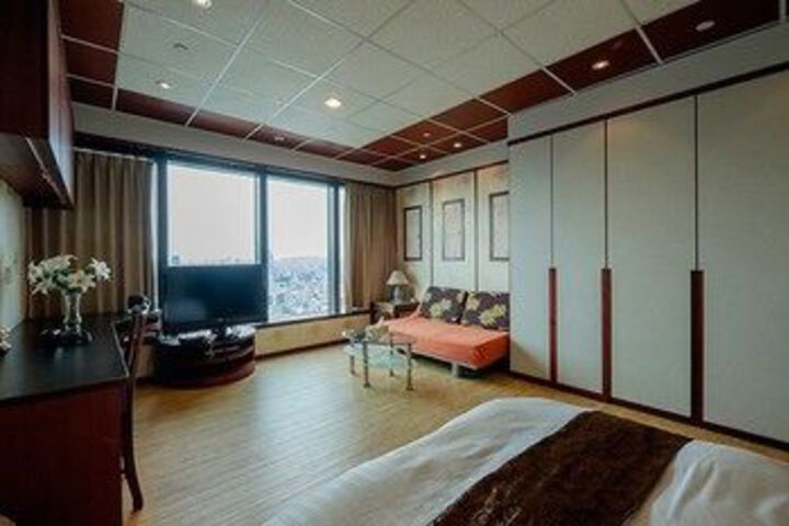 Room 6 of 24