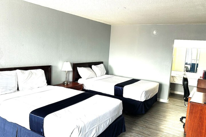 2 Queen Beds (2 of 8)