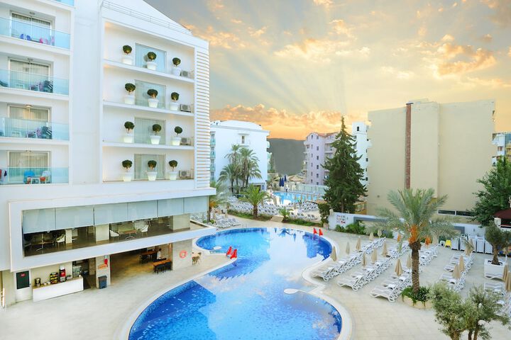 Hotel Pool